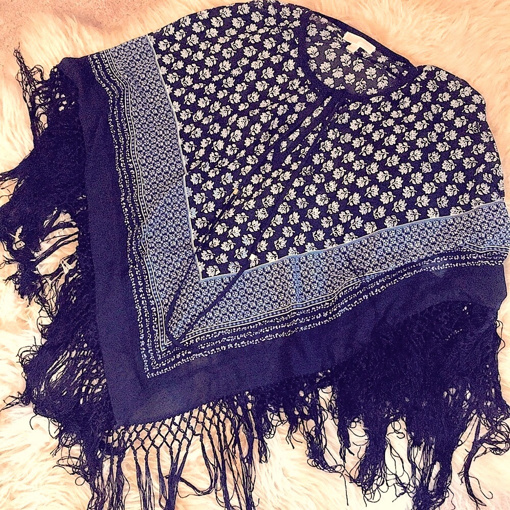 Amazing Michael Kors Leaf Poncho 💙